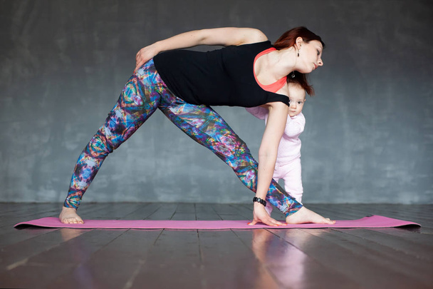 junge Frau praktiziert Yoga, steht in der utthita trikonasana Übung - Foto, Bild