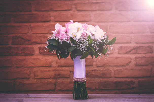 détails de la décoration d'un mariage rustique, un beau bouquet floral pour les mariages ou les petits amis
. - Photo, image