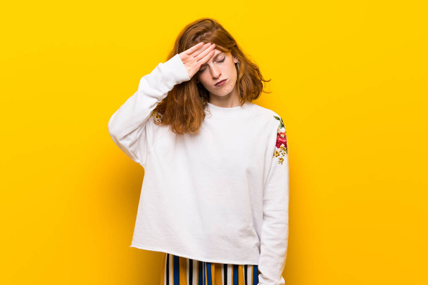 Jeune rousse femme sur le mur jaune avec expression fatiguée et malade
 - Photo, image