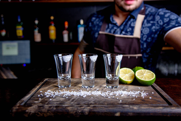 Tequila-Silber, Alkohol in Schnapsgläsern, Kalk und Salz, getöntes Image, selektiver Fokus - Foto, Bild