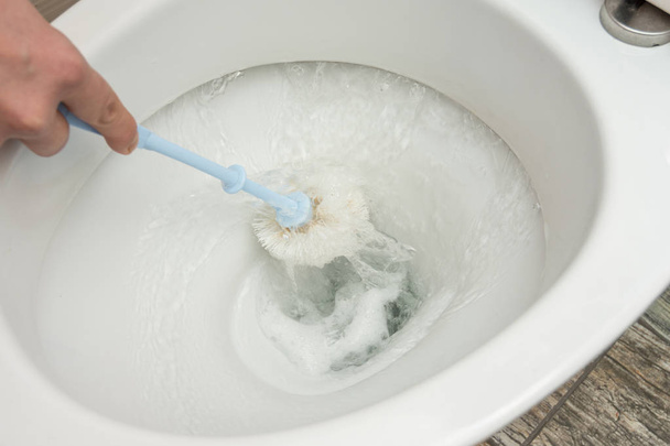 Flush water after cleaning the toilet brush - Foto, immagini