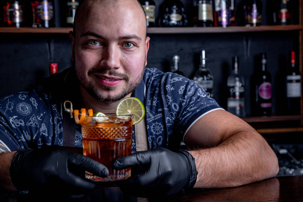 Portret uśmiechnięty barman zarośnięty, dając alkohol apetyczny cieczy - Zdjęcie, obraz