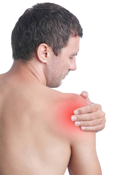 Студийный снимок молодого человека с болью в плече
 - Фото, изображение