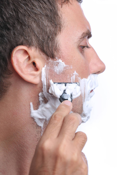Joven afeitándose la barba
 - Foto, imagen
