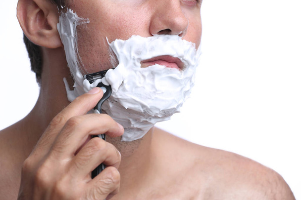 Молодий чоловік голиться борода
 - Фото, зображення