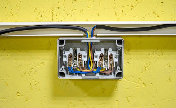 Двойной выход внешнего типа внутри - подключение кабелей на желтом фоне
 - Фото, изображение