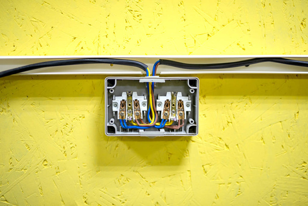 İçinde - Bağlantı kablolarının sarı bir arka plan üzerinde dış türünün ikili çıkış - Fotoğraf, Görsel