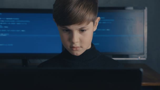 Jongen Wunderkind Hacker Hacks computersystemen in datacenter - Video