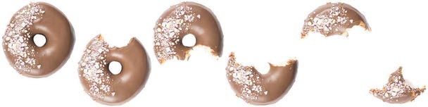 Σοκολάτα doghnut τζάμια με γλυκά πασπαλίζονται πάνω σε άσπρο φόντο. Εικόνα υψηλής ανάλυσης για τη βιομηχανία τροφίμων. - Φωτογραφία, εικόνα
