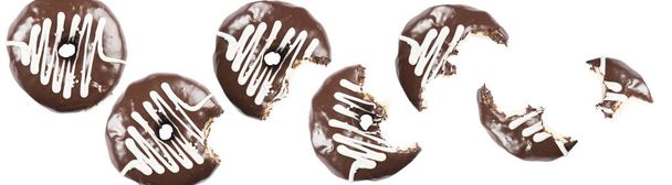 Chocolade geglazuurde donut op witte achtergrond. Afbeelding met hoge resolutie voor de voedingsindustrie. - Foto, afbeelding