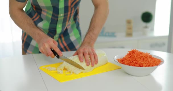 Man cutting cabbage with knife - Felvétel, videó