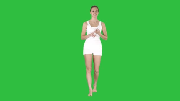 Hermosa mujer con ropa interior blanca caminando y hablando con la cámara en una pantalla verde, Chroma Key
. - Metraje, vídeo