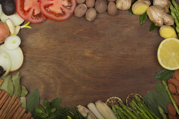 Dřevořezná deska s rámem pro různé zeleniny  - Fotografie, Obrázek