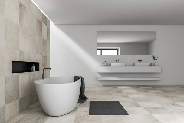 Seitenansicht des stilvollen Badezimmers mit weißen und beigen Fliesenwänden, weißer Badewanne mit grauem Handtuch und Doppelwaschbecken. 3D-Darstellung - Foto, Bild