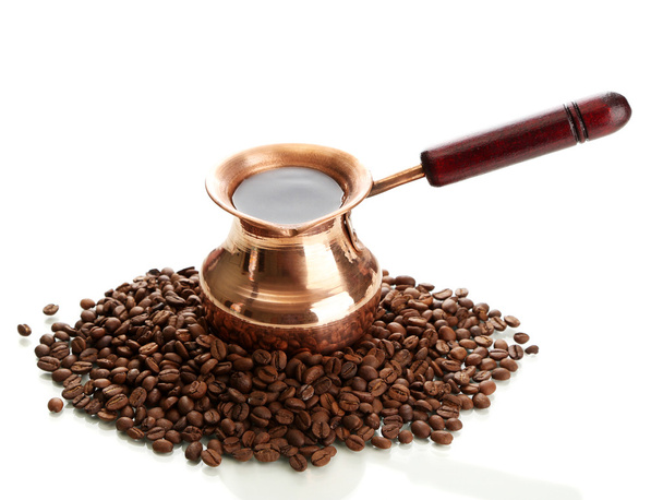 koffiepot en koffie bonen, geïsoleerd op wit - Foto, afbeelding