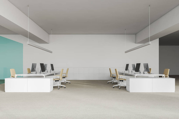 Sivunäkymä moderni avoin tila toimisto valkoiset seinät ja lattia ja rivit valkoiset tietokonepöydät beige tuolit. Kaapit lähellä seinää. 3d-renderointi
 - Valokuva, kuva