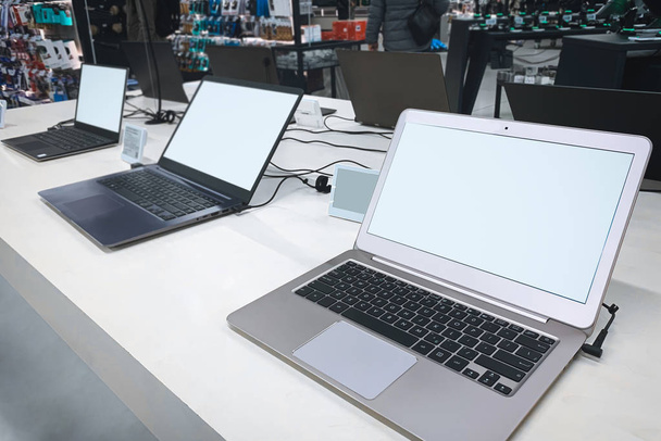 Laptopok, a modern technológia-tárolóban. Osztály, számítógépek, elektronikai áruház. Kiválasztása egy laptop a boltban - Fotó, kép