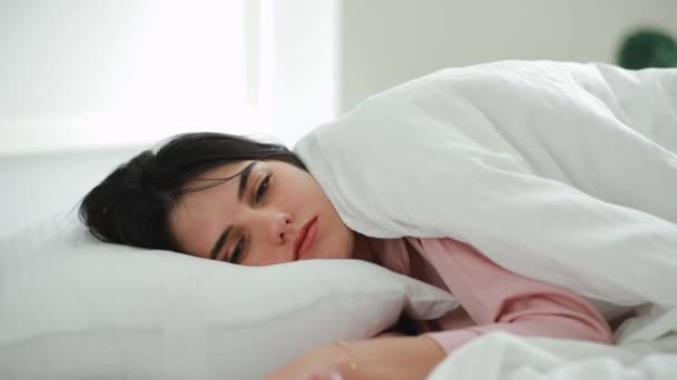 Woman wake up at the morning in bed - Filmagem, Vídeo