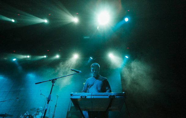MOSCOW - 7 SEPTEMBER,2016: Keyboard player from rock band Kirpichi play music on stage - Φωτογραφία, εικόνα