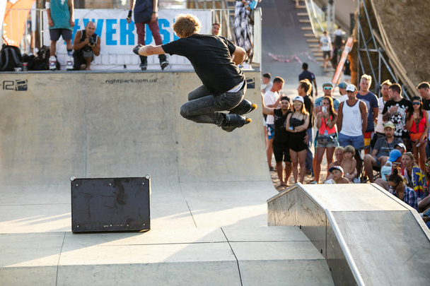 ODESSA - 24 AUGUST, 2017: Aggressive In-Line skating contest in outdoor skate park on extreme sports event. - Foto, Imagen
