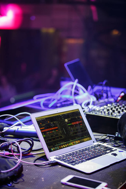 MOSCOW - 16 FEBRUARY,2017: Professional dj mixing software installed on notebook.Mix music tracks on the go with pro tools.Dj audio equipment for party in nightclub.Stage equipment at work - Fotoğraf, Görsel
