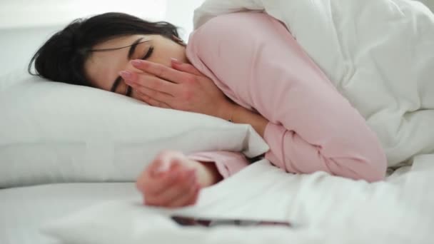 Woman wake up at the morning and take smartphone at once - Video