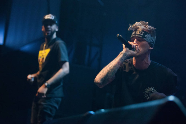 MOSCOW - 10 NOVEMBER, 201 : Colson Baker known as Machine Gun Kelly presents his new album General Admission in Yotaspace club - Foto, Imagen