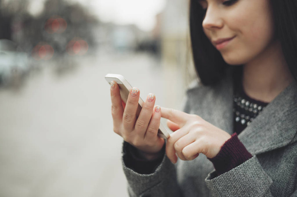 Young white girl using modern smart phone - Foto, Bild