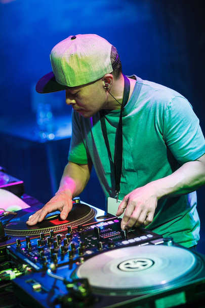 MOSCOW - 6 AUGUST, 2016: DMC DJ World Russian Finals stage at Faces & Laces Festival. Headliners: Invisibl Skratch Piklz (DJ Q-Bert, DJ D-Styles, DJ Shortkut) - Foto, imagen