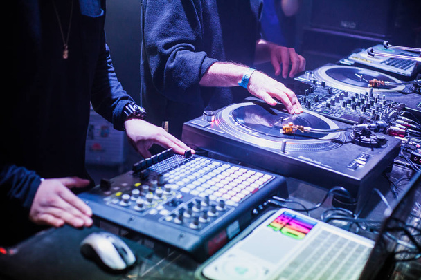 MOSCOW - 22 NOVEMBER, 2015: Tropkillaz (DJs Laudz and Zegon) present the new album Hearts On Fire in Izvestiya Hall Nightclub - Φωτογραφία, εικόνα