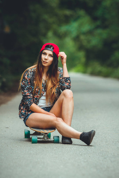 young beautiful fit  woman with  skateboard in park - Zdjęcie, obraz
