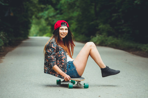 young beautiful fit  woman with  skateboard in park - Fotoğraf, Görsel