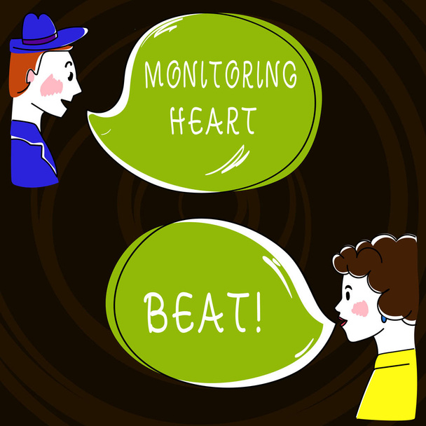 Tekst teken weergegeven: Monitoring Heart Beat. Conceptuele foto maatregel of record de hartslag in realtime Hand getrokken Man en Wo analyse Talking foto met lege kleur tekstballon. - Foto, afbeelding