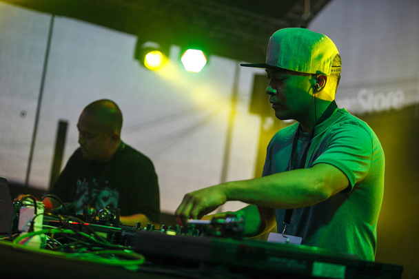 MOSCOW - 6 AUGUST, 2016: DMC DJ World Russian Finals stage at Faces & Laces Festival. Headliners: Invisibl Skratch Piklz (DJ Q-Bert, DJ D-Styles, DJ Shortkut) - Foto, afbeelding