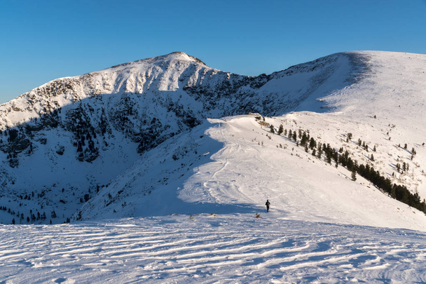 Vista de invierno del pico Chersky
 - Foto, Imagen