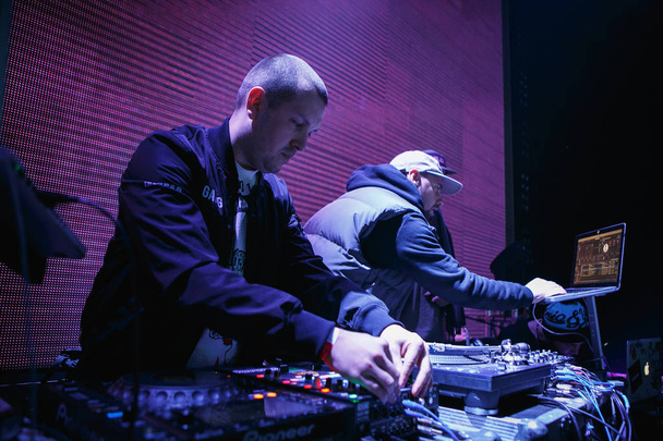 MOSCOW - 15 NOVEMBER, 2016: DJ playing music on night club stage. Disc jockey performance on nightclub scene. Hip hop party - Φωτογραφία, εικόνα