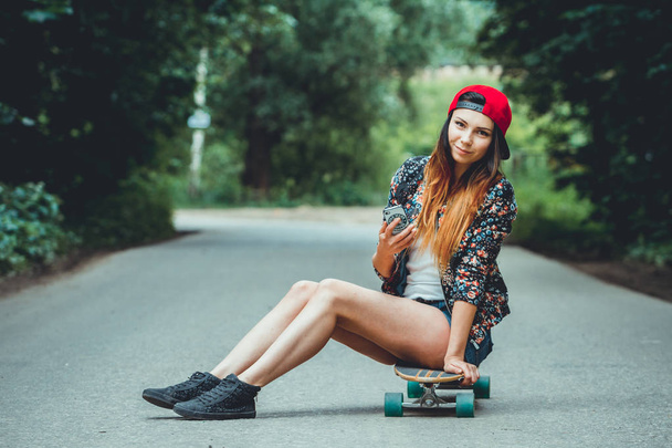 young beautiful fit  woman with  skateboard in park - Foto, imagen