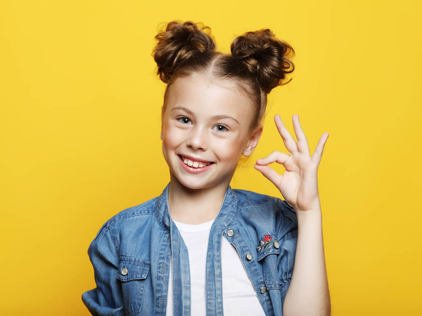 emotion, childhood and people concept:   little girl  showing ok gesture - Fotografie, Obrázek
