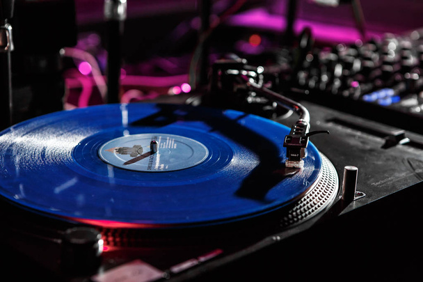 KIEV-4 JULY,2018: Retro Technics SL-1210 turntable vinyl records player on stage.Professional vintage dj audio equipment on concert scene.Shure M44 needle scratch analog record with music in the club - Foto, immagini