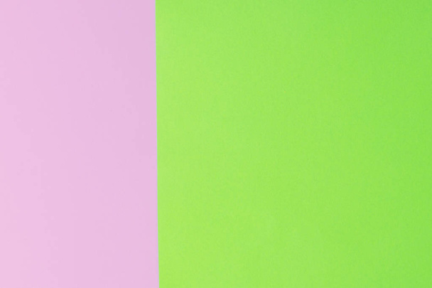 Пропитайте розовой и зеленой бумагой в качестве фактурного фона. Плоский лежал. Минимальная концепция. Творческая концепция. Поп-арт Блестящий модный стиль
. - Фото, изображение