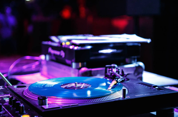 KIEV-4 JULY,2018: Retro dj Technics turntables with vinyl records on concert stage in music hall.Professional disc jockey audio equipment on electronic festival in nightclub - Foto, afbeelding