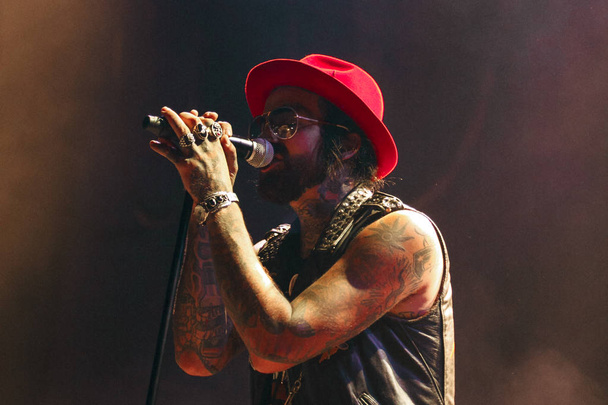 MOSCOW - 27 AUGUST, 2015: Michael Etna aka Yelawolf presents his new album Love Story in Russia with support of World DMC Champion DJ Klever and guitarist Bones Owens - Fotó, kép