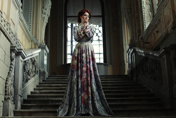 женщина в элегантном платье позирует на лестнице - Фото, изображение