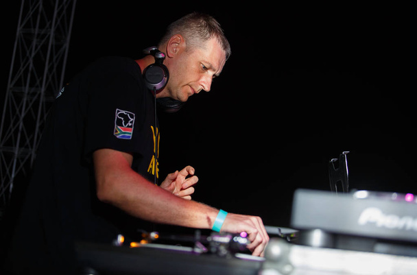KIEV - 4 JULY, 2018: Dj DOC mixes musical tracks on stage at nightclub party. Drum and bass summer music festival at night - Foto, Bild
