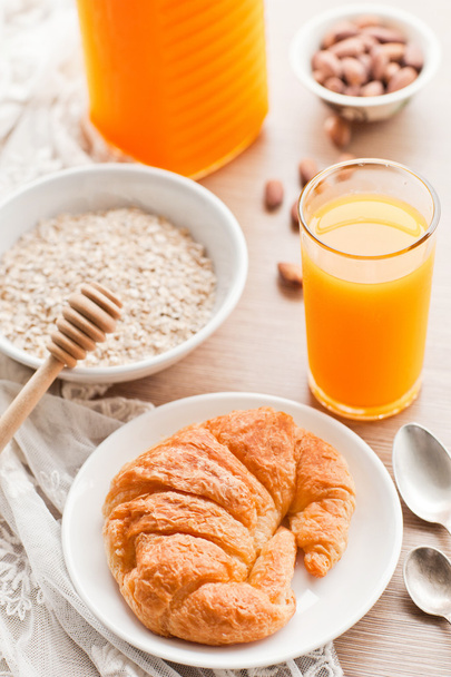 健康的な朝食： クロワッサン、お粥、オレンジ ジュース - 写真・画像
