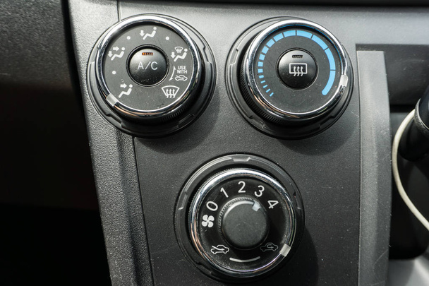 Detalhe do controle do condicionador de ar no interior do carro
 - Foto, Imagem