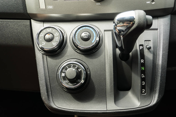 Détail du contrôle du climatiseur dans l'intérieur de la voiture
 - Photo, image