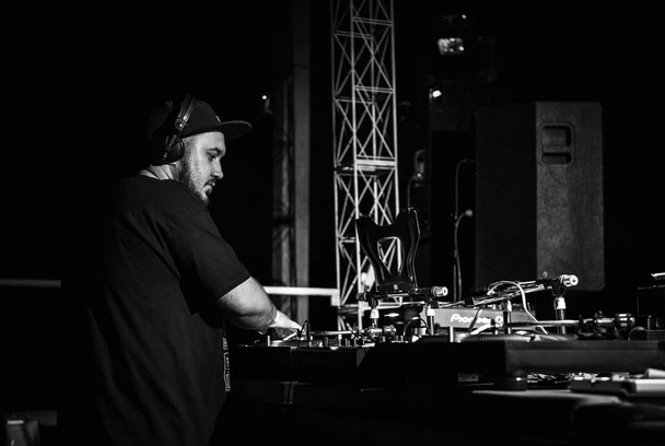 KIEV-8 JULY, 2018: Drum and bass DJ Panchez plays live music set on stage in nightclub. - Valokuva, kuva