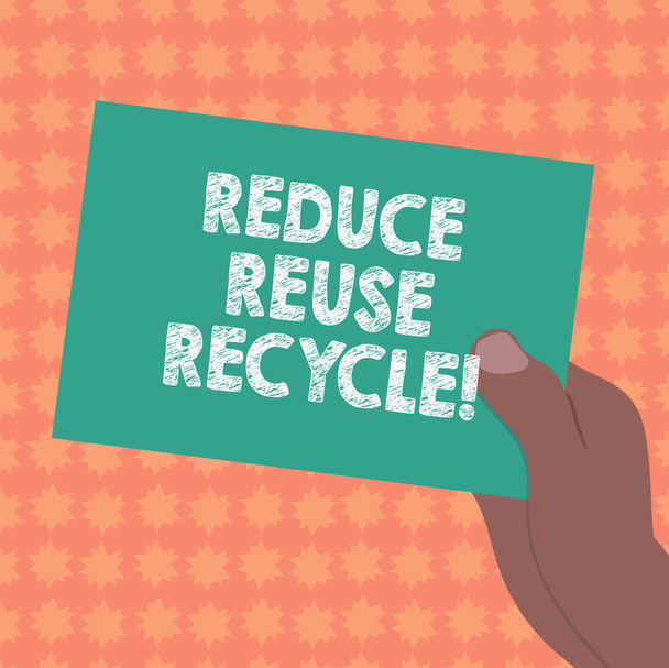 Написание заметки, показывающей сокращение повторного использования Recycle. Снимите количество мусора, которое мы производим каждый год Рисунок Ху анализ ручной холдинг чистый цветной картон бумаги
. - Фото, изображение