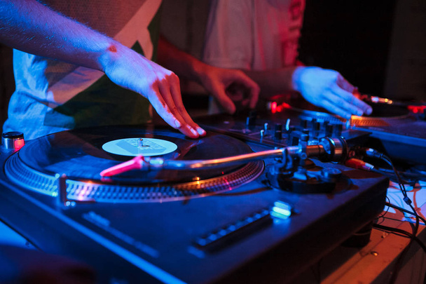 MOSCOW - 3 JULY, 2016: DMC DJ World party. Event for hip hop scratching disc jockeys showing skills in mixing music on turntables and vinyl records - Foto, afbeelding